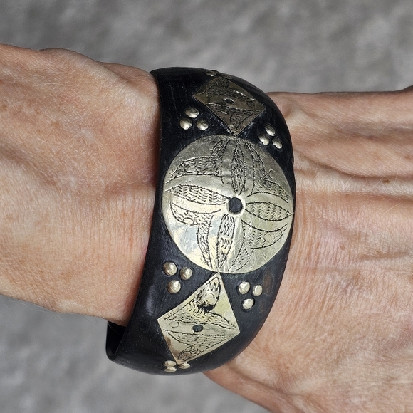 Hand carved bone bracelet with hand hammered etched silver on-lays Artis… - Picture 10 of 17